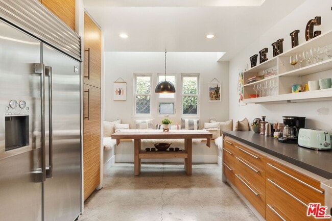 Building Photo - 678 Broadway St