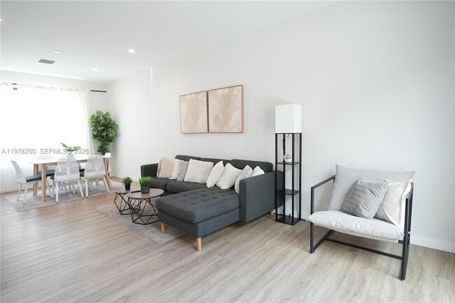 Photo - 211 SE 4th St