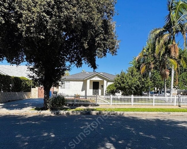 Building Photo - Newly Renovated 2 Bed, 1 Bath Home with Ap...