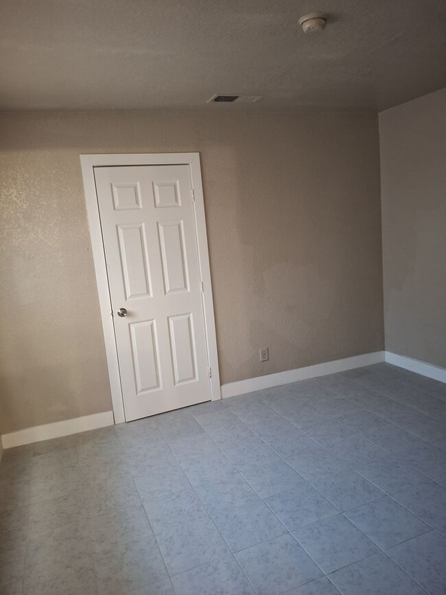 Building Photo - NEWLY RENOVATED 1BD 1BTH!! ALL UTILITIES INCLUDED! APPLY NOW!!