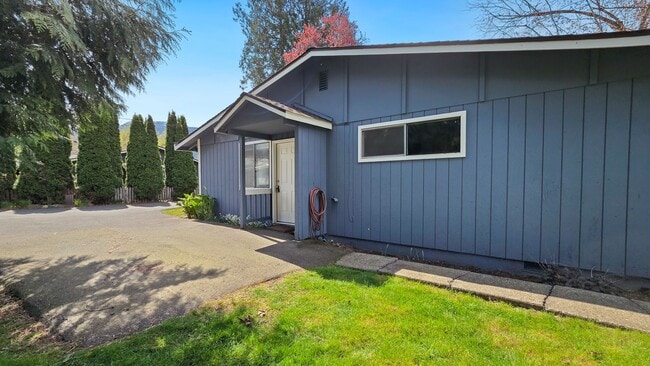 Photo - 2 Bed, 1 Bath Duplex in Prime Olde Town Issaquah Location with a Yard