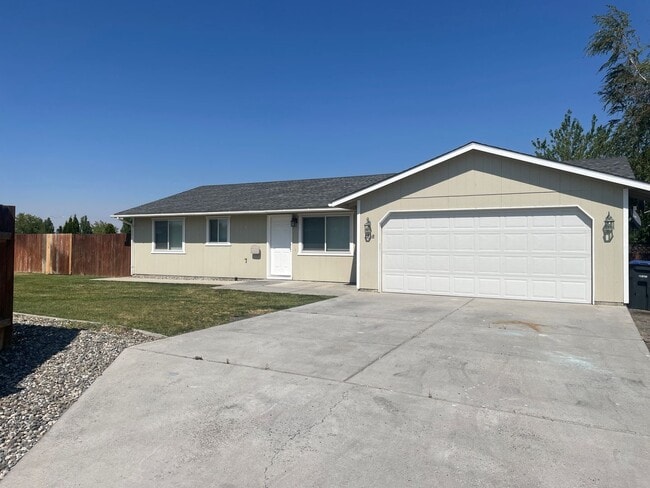 Cozy Home w/Private Backyard! - Cozy Home w/Private Backyard!