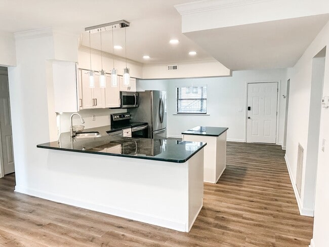 Photo - Spacious Renovated 3-Bedroom Condo Near UT... Unit #2004