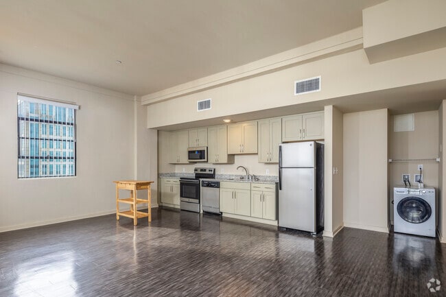 1BR, 1BA - 820SF - Living Room / Kitchen - 1321 Lofts