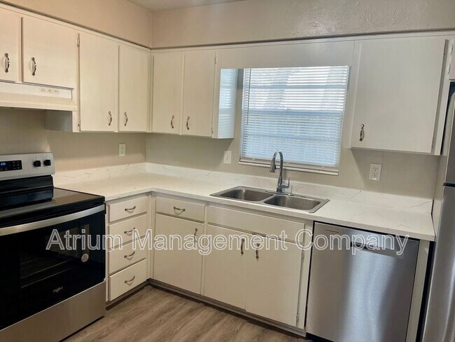 Building Photo - 2220 NW 55th Blvd Unit 15