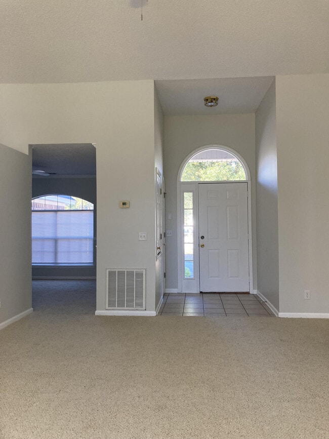 Photo - 105 Laurens Ln