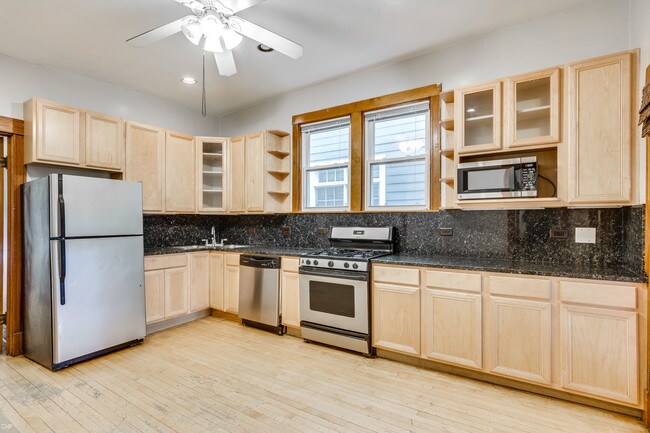 Eat-in kitchen - 3220 N Leavitt St Unit 1