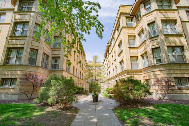 Building Photo - 1362 W Greenleaf Ave Unit 1362 W. Greenleaf, 3A