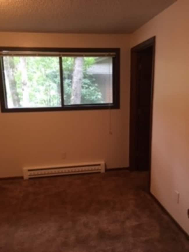 Building Photo - Spacious Two Bedroom, One Bathroom Unit 3958