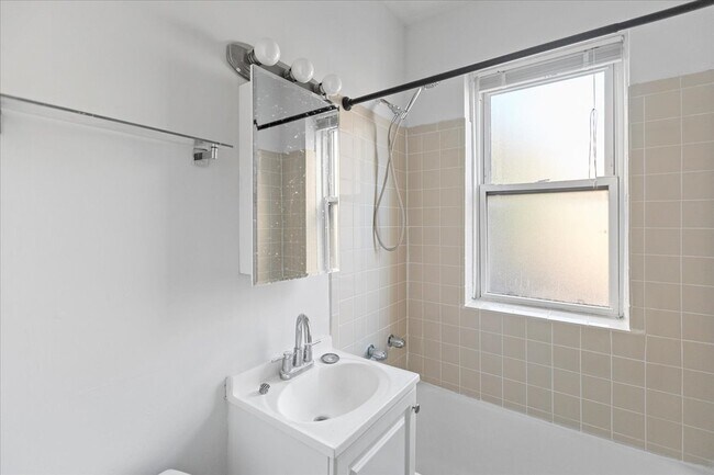 Photo - 656 W Oakdale Ave Unit 2B