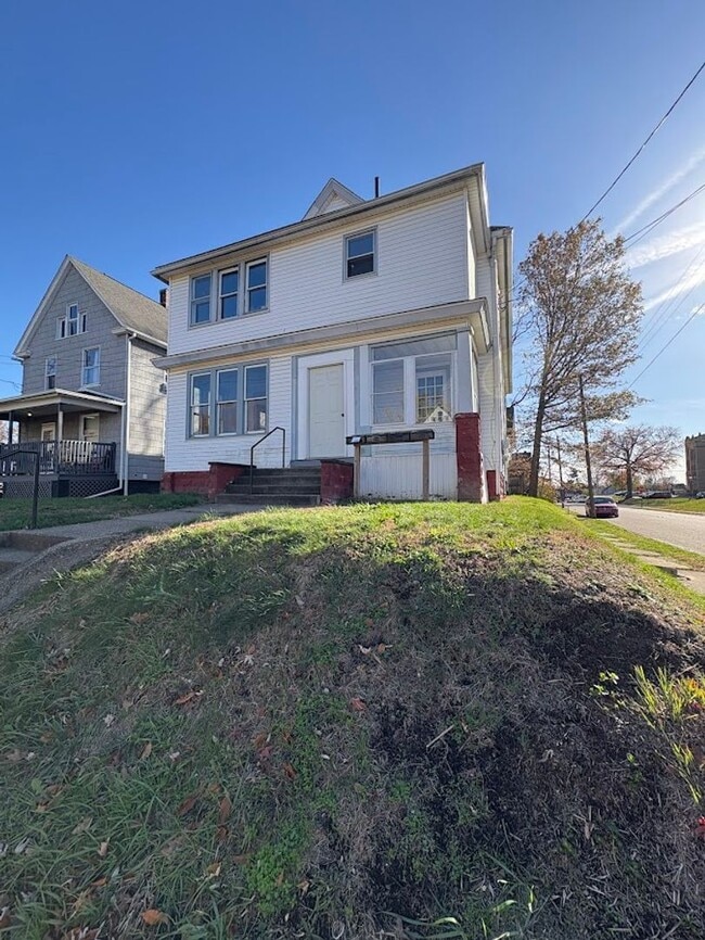 Building Photo - Two bedroom one bathroom 1st level for rent