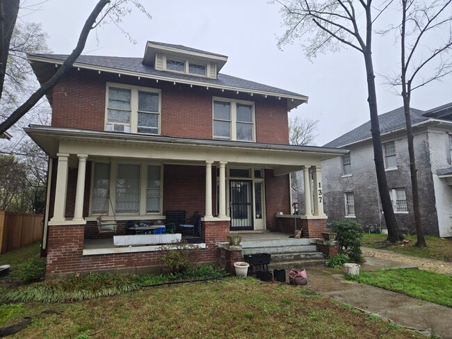 Building Photo - 137 N Willett St Unit 201