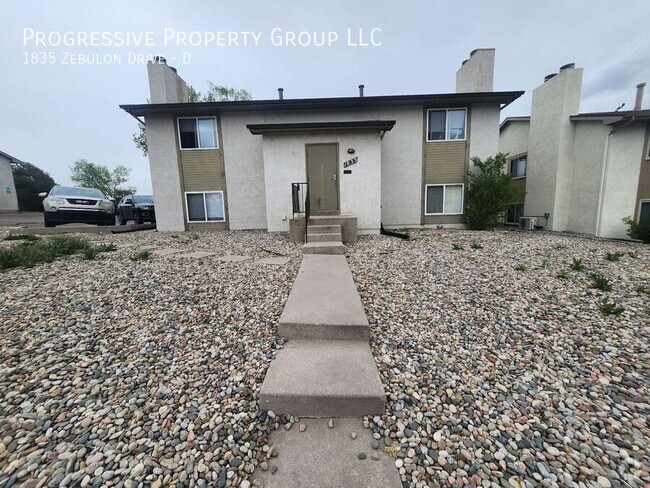 Building Photo - 2-Bedroom Apartment -Great Location! Unit D