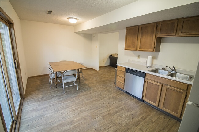 Photo - 3BR/2BA on EAST CAMPUS! Unit 103