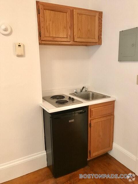 Building Photo - 1077 Beacon St Rental