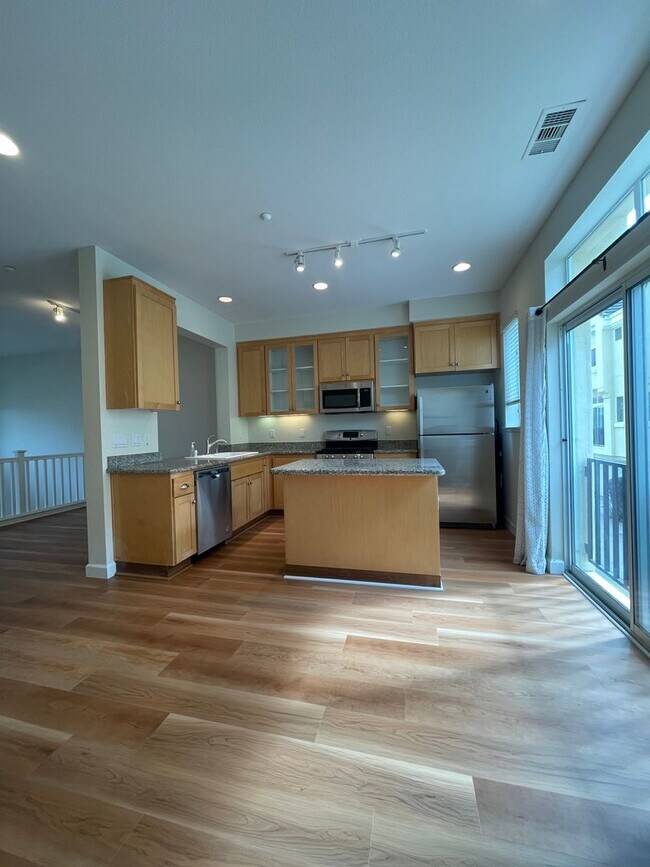 Great Location Spacious 3 Bedroom Townhous... - Great Location Spacious 3 Bedroom Townhous... Townhome