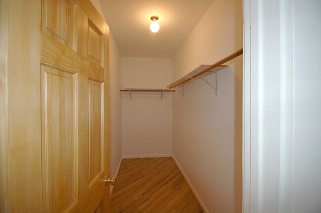 Photo - Remodeled 2BR in Victorian | Oversized Living & Dining | Walk to Yale | Massive Walk-In Closet Unidad 1