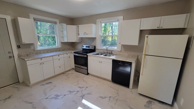 Photo - 3 Bed, 1.5 Bath Home Available in Greenville
