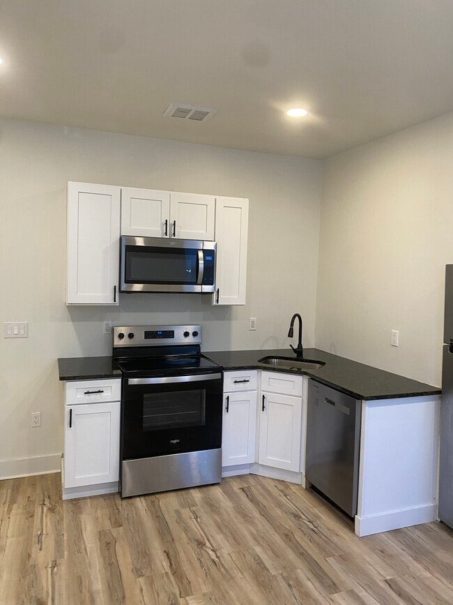 11 E Walnut St Unit 1