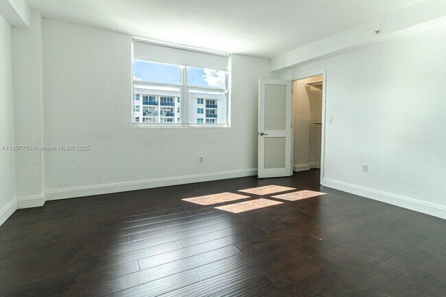 Building Photo - 7501 E Treasure Dr Unit 8T