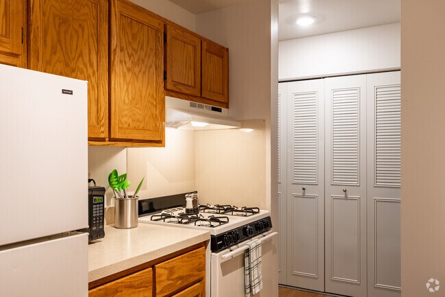 2BR, 1BA - 850SF