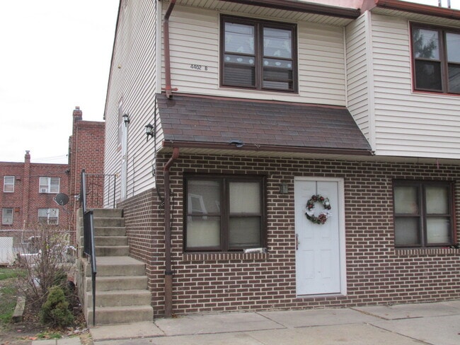 Building Photo - 4402 McMenamy St Unit 2nd Fl