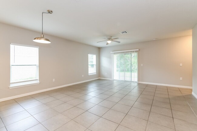 Photo - 956 Louvre Ct