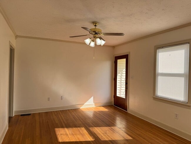 Photo - Just Remodeled! Conveniently located 3bdr/...