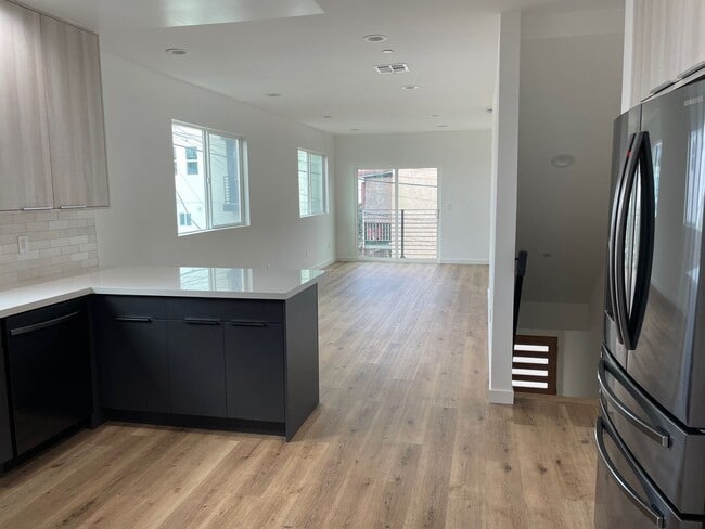 Photo - 341 N Kenmore Ave Unit 341 N Kenmore