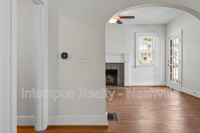 Building Photo - 2529 Ashwood Ave Unit A