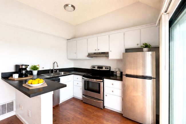 Photo - BEAUTIFUL TOP FLOOR  1 BED 1 BATH CONDO W/RESORT FACILITIES! +STORAGE Unit 336