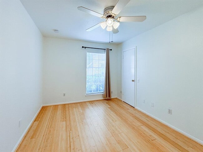 Photo - 1860 White Oak Dr House