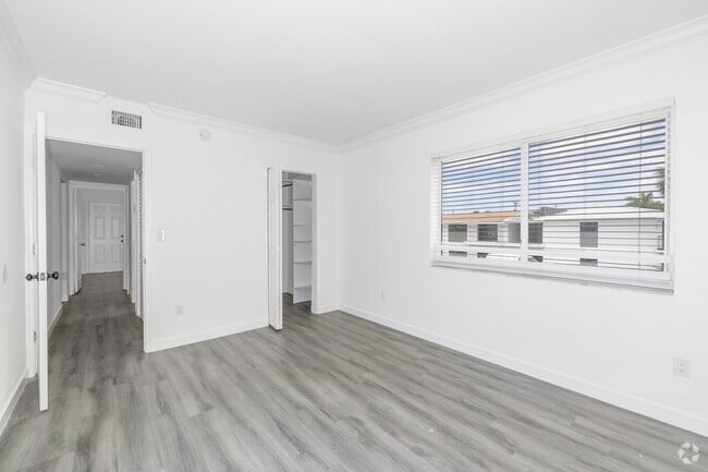 2BR, 1BA - 855SF - Berdoom
