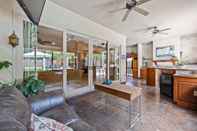 Photo - 118 W Bayou Pkwy