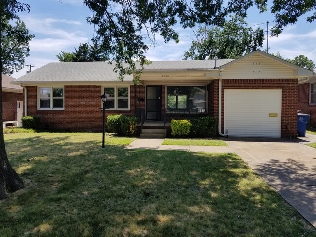 Building Photo - Midtown bungalow, beautiful hard wood floors, lots of natural light.