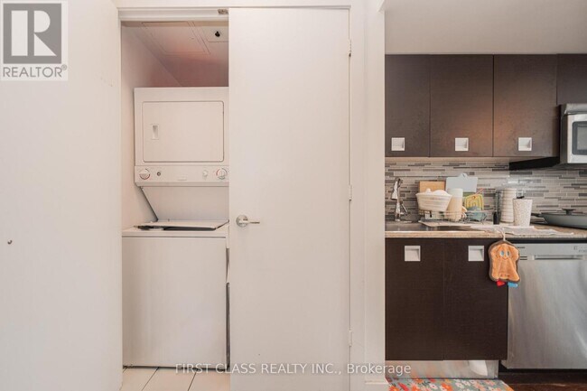 Photo - 33 Charles St E Unit 1409