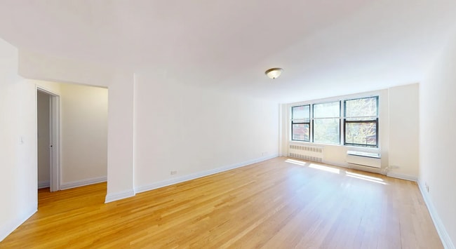 Building Photo - 325 W 13th St Rental