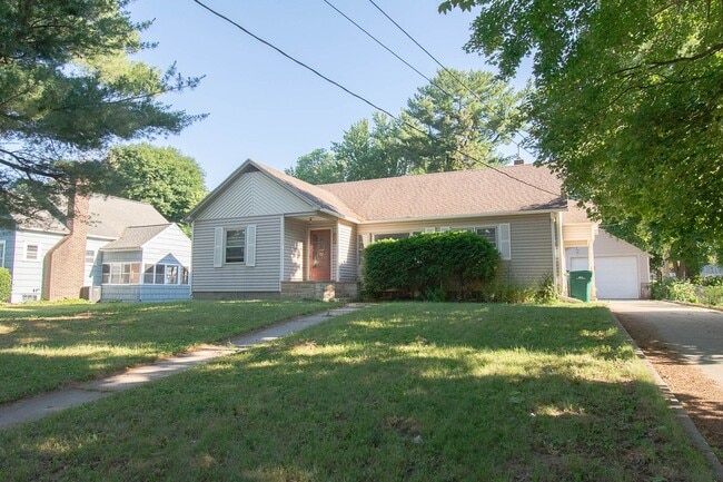 Building Photo - Spacious ranch style home in amazing Lowertown location!