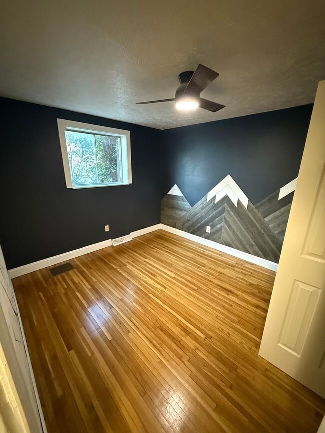 Building Photo - N Ellis Unit C