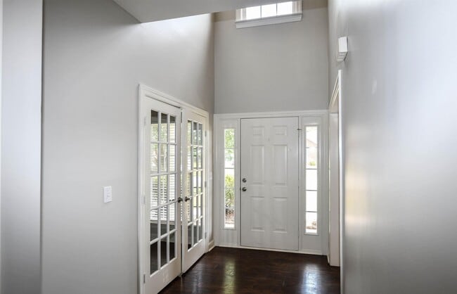 Photo - 105 Knotting Pl