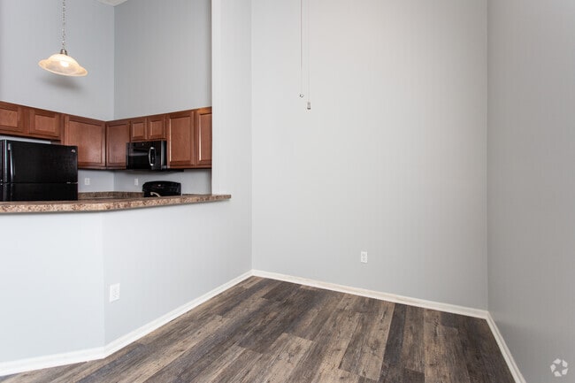 1BR, 1BA - 700 SF