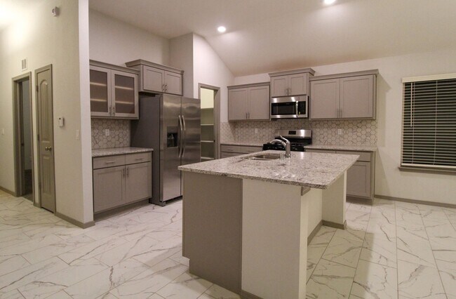 13709 Lago Vista Ave