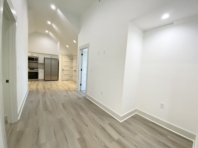 Photo - One Bedoom w/ Office Space, In the Heart of Old Town Bluffton! Unidad 301