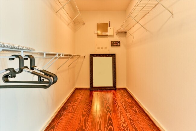 Photo - 2918 Commerce St
