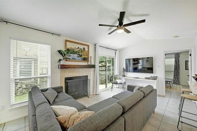 Photo - 3605 Leafield Dr Unidad A