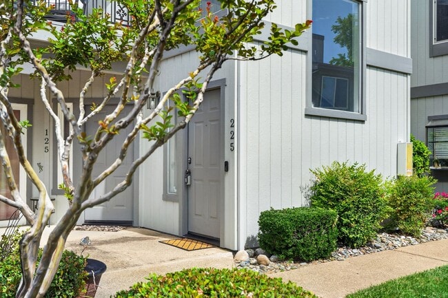 Photo - 2 Bedroom Condo for Rent in Redding CA | Pool, Spa, Fireplace, Balcony