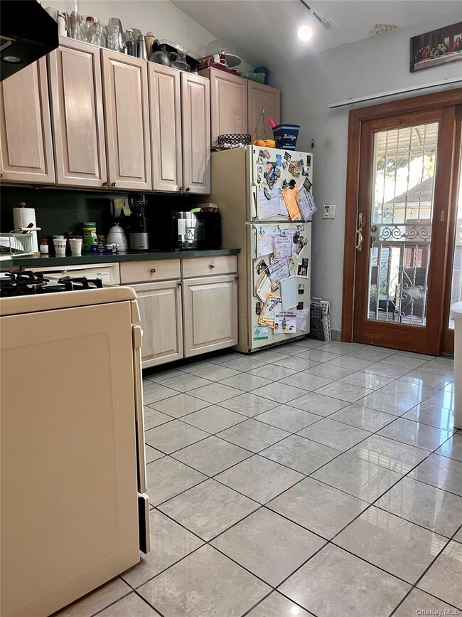 Photo - 80-23 159th St