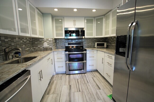 Building Photo - 1731 Beacon St Unit 304 Rental