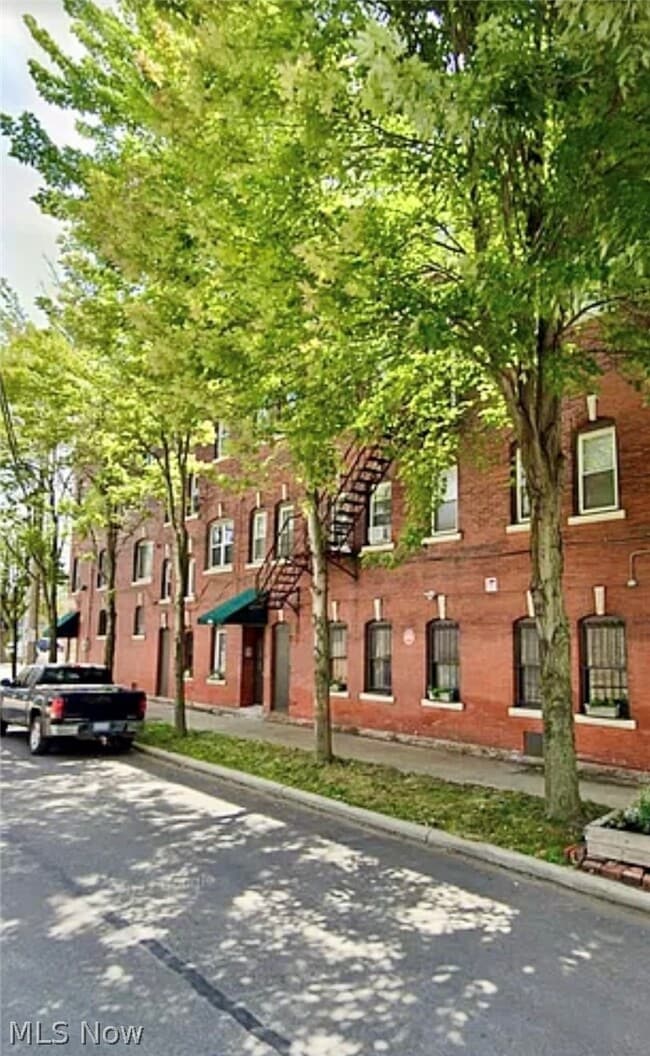 Building Photo - 1066 E 62nd St Unit 8