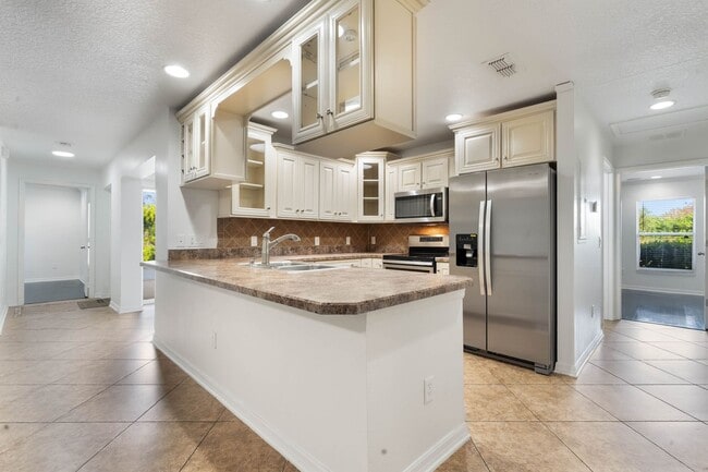 Photo - Lovely spacious 3bd/2bath townhouse with screen patio!